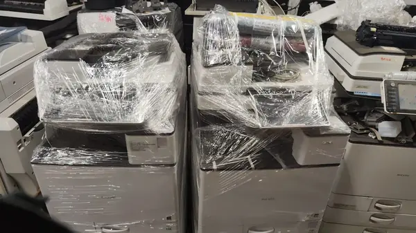 包好保護膜、準備送貨嘅影印機