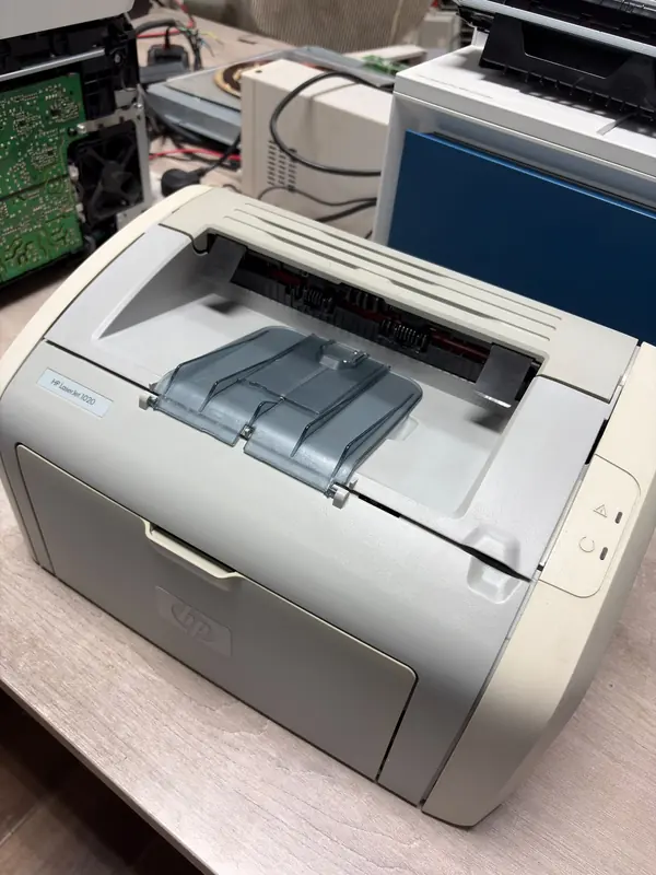 工作枱上維修中嘅 HP LaserJet 1020 鐳射打印機