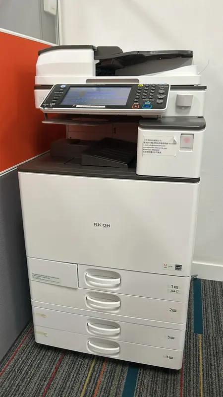 安裝喺寫字樓嘅 Ricoh A3 彩色多功能影印機