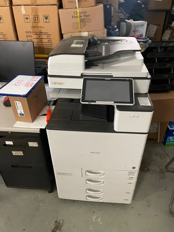 倉庫入面準備出機嘅 Ricoh 彩色影印機